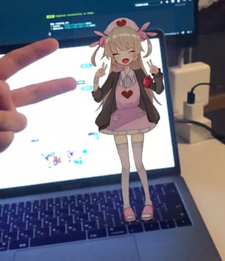名取さなさんがPCの上に絶っている写真